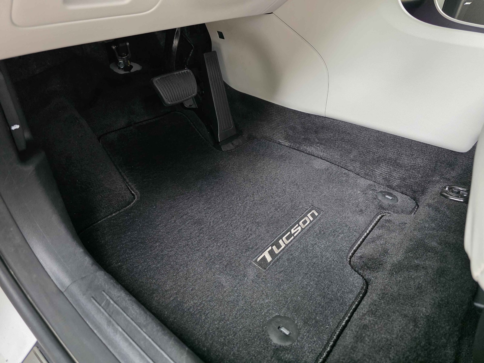 Driver&rsquo;s floor mat after Riverstone Refresh detail
